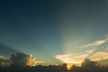 Fototapeta premium Promienie słoneczne przez chmury niczym dramatyczna eksplozja