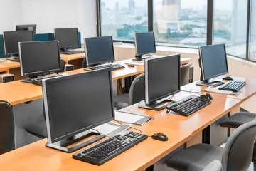 Leerer Computerraum, ordentlich platziert für Studenten. © happystock