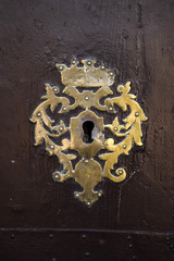 Keyhole decorative element