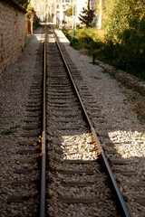 Obraz premium Railway track going through the city