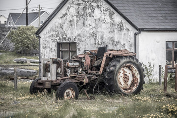 Alter, kaputter Traktor