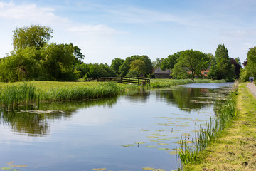 Fototapeta premium Dom wiejski na wodzie w holenderskiej wiosce Nieuwe Wetering w Holandii.