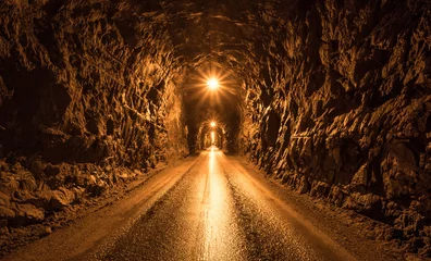 Cercles muraux Tunnel Tunnel sombre dans la montagne