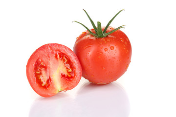 Aufgeschnittene und ganze Tomate auf weißem Untergrund