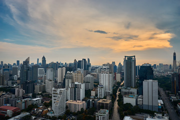 Fototapeta na wymiar scenic of cityscape in metropolis city with cloudscape