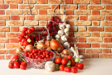 collane di pomodori,aglio,peperoni cruschi e cipolle,essiccate e conservate per l'inverno