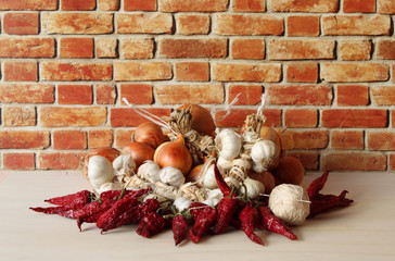 aglio,peperoni cruschi e cipolle conservati per l'inverno