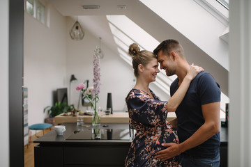 Paar freut sich zuhause auf ihr Baby 