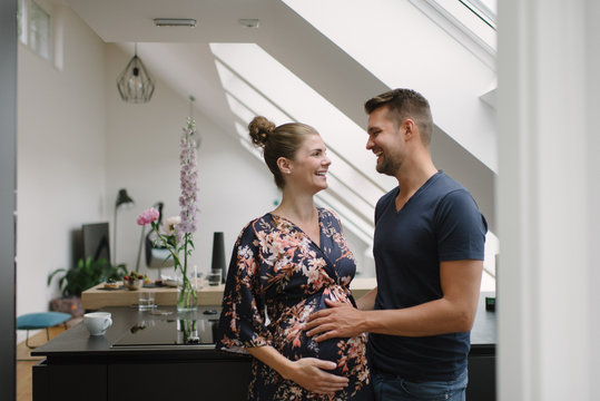 Paar freut sich am Ende der Schwangerschaft auf das Baby