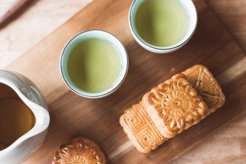 mooncake with tea