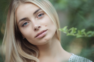 Naklejka premium Beautiful woman in the nature