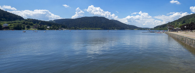 Le lac de Gérardmer dans les Vosges en période estivale.
