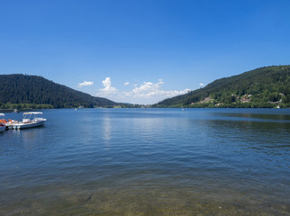 Fototapeta na wymiar Le lac de Gérardmer dans les Vosges en période estivale.