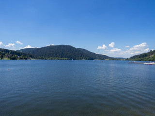 Le lac de G&eacute;rardmer dans les Vosges en p&eacute;riode estivale.
