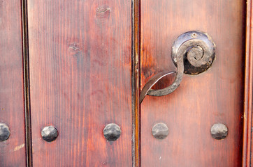 Obraz premium Old wooden door handle with rusty needles