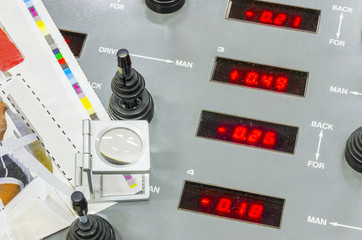 offset machine press print and loupe at table, registration key control unit