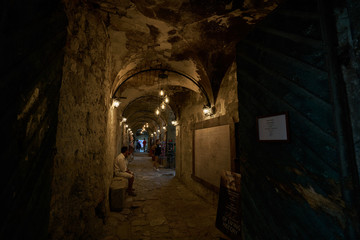 Tunnel in einem Bauwerk Kotors