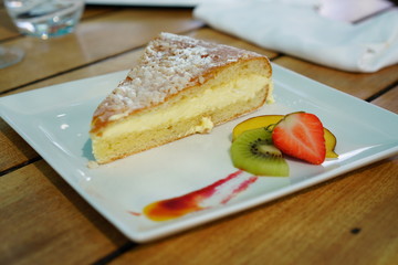 Tropezienne pie with fruits