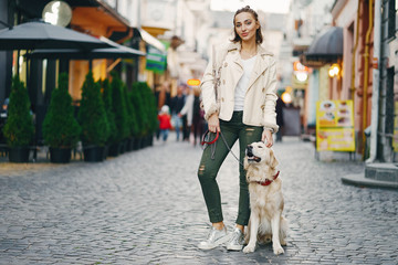 Naklejka premium girl walking dog in the city