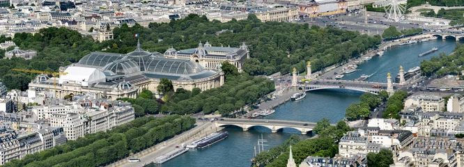 Photo sur Plexiglas Pont Alexandre III Aerial panoramic view of Alexandere III and Invalides bridges on Seine river and Grand Palais and Petit Palais  in Paris, France