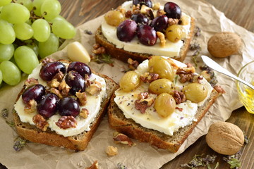 Crostini with roasted grapes, goat cheese, walnuts and honey