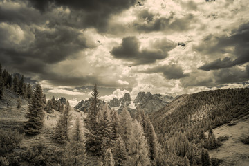 Die Berglandschaft der italienischen Dolomiten - Infrarotaufnahme (unbearbeitet)