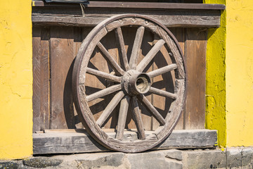 Obraz premium Wooden wheel from a prairie wagon