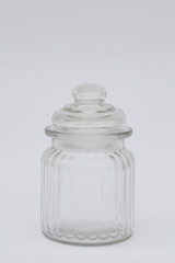 recipiente de cristal  transparente sobre fondo blanco