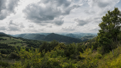 Fototapeta na wymiar nuages sur les monts d'Auvergne