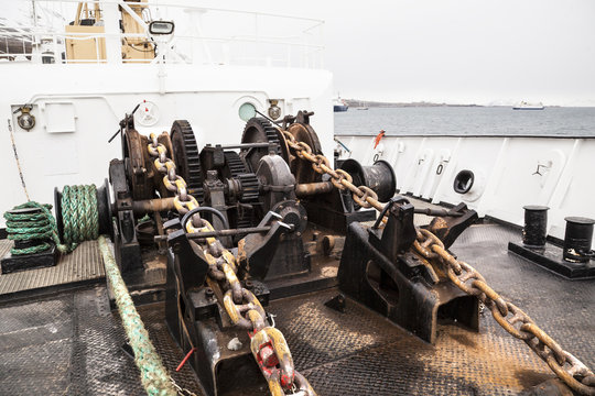 sistema de poleas de cadenas para tirar del ancla en un barco de pasajeros