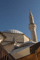Fototapeta na wymiar Bosnia: la moschea Koshi Mehmed Pasha, la seconda moschea più grande di Mostar, straordinario esempio di architettura ottomana completata nel 1618