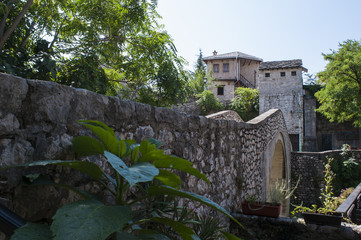 Fototapeta na wymiar Bosnia: il Kriva Cuprija (Ponte Storto), il più antico ponte ad arco a volta di Mostar costruito nel 1558 come prova prima che iniziasse la costruzione dello Stari Most (Ponte Vecchio)