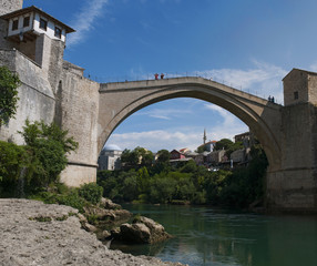 Mostar, Bosnia: vista dello Stari Most (Ponte Vecchio), ponte ottomano del XVI secolo, simbolo della citt&agrave;, distrutto il 9 novembre 1993 dalle forze militari croate durante la guerra croato-bosniaca
