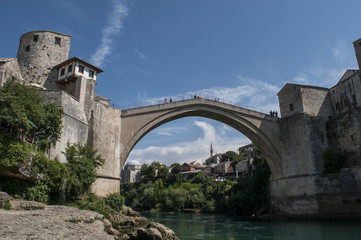 Fototapeta na wymiar Mostar, Bosnia: vista dello Stari Most (Ponte Vecchio), ponte ottomano del XVI secolo, simbolo della città, distrutto il 9 novembre 1993 dalle forze militari croate durante la guerra croato-bosniaca