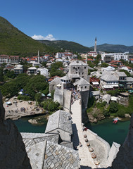Fototapeta na wymiar Mostar: lo Stari Most (Ponte Vecchio), ponte ottomano del XVI secolo distrutto nel 1993 dalle forze militari croate nella guerra croato-bosniaca, visto dalla Torre Tara