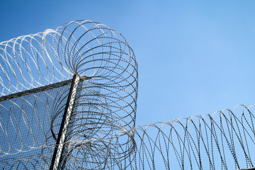 Stacheldraht, Natodraht, Überwindungsschutz 