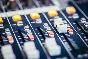 Tonstudio, viele Knöpfe auf Mischpult