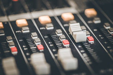 Tonstudio, viele Knöpfe auf Mischpult