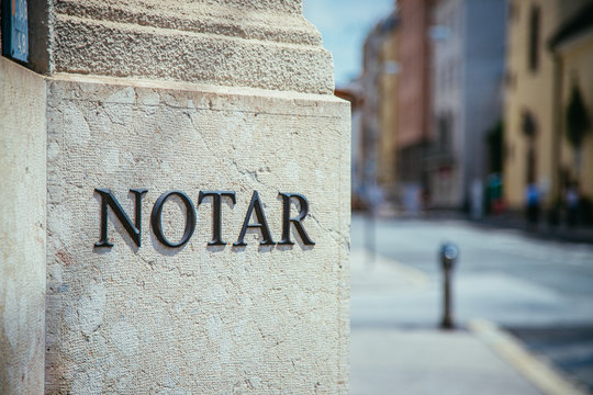 Notar Schriftzug, Metallbuchstaben auf Marmor