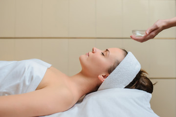Obraz na płótnie Canvas Spa procedure of head massage.