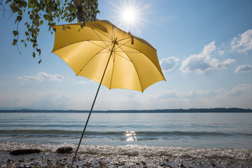 gelber Sonnenschirm am Badestrand