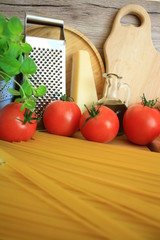 Produkty na spagetti; pomidory, oliwa, czosnek, bazylia, ser