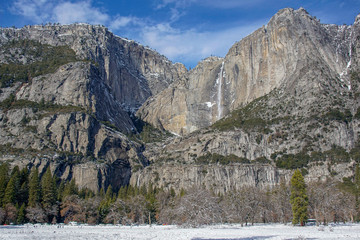 Fototapeta na wymiar Yosemite falls winter