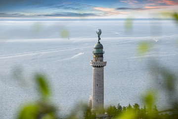 Il Faro della Vittoria di Trieste, sullo sfondo di Grado e del Golfo di Trieste