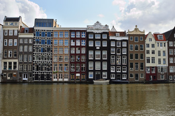 Zabytkowe kamienice nad kanałkiem w Amsterdamie. © W Korczewski