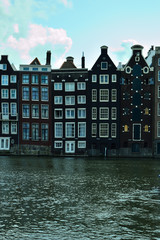 Zabytkowe kamienice nad kanałem w Amsterdamie. © W Korczewski