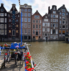 Zabytkowe kamienice nad kanałem w Amsterdamie. © W Korczewski