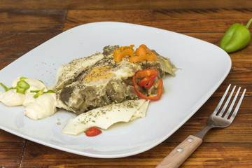 Plato de berenjenas revueltas con huevo y queso