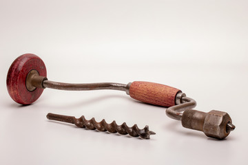 alte Bohrmaschine mit Bohrer