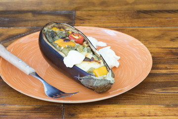 Berenjenas rellenas con queso y vegetales, asadas en el horno